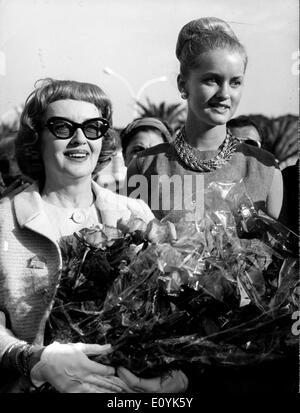 Actress Bette Davis and Barbara arrive at Cannes Stock Photo