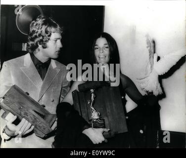 Jul. 07, 1971 - David of Donatello Film Awards: Ali Macgraw and Ryan O'Neill, stars of the film ''Love Story'' - pictured with their trophies after the David of Donatello Film Awards presentation ceremony in Rome. The event, to raise funds for the restoration of art treasures in the ''Sucola Grande Di San Marco in Venice was planned to put Italy in stop with other nations that have generously arranged benefits to aid the dying lagoon city.
