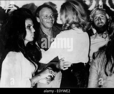 Singer Frank Sinatra with fans on vacation Stock Photo