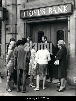 Sep. 09, 1971 - Detectives discover bank raid after weekend search after Radio ham picks up the gang's messages.: Detectives discovered today the big bank robbery after their weekend search following a tip-off from a radio ham who eavesdropped on a walkie-talkie conservation between members of the gang while at work and one of the comments was ''were sitting on 300,000. The 'ham'' tape recorded the messages and the called the police. Photo shows customer making inquiries following the discovery of the bank raid at Lloyds Bank today. Stock Photo