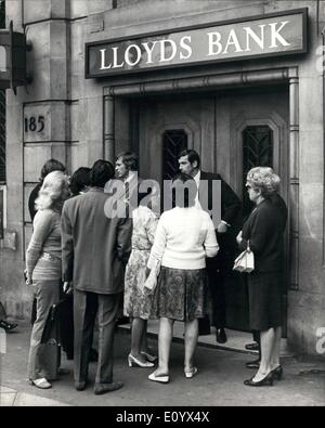 Sep. 09, 1971 - Detectives discover bank raid after weekend search after Radioham picks up the gang's messages.: Detectives discovered today the big bank robbery after their weekend search following a tip-off from a radio ham who eavesdropped on a walkie-talkie conservation between members of the gang while at work and one of the comments was ''were sitting on 300,000. The 'ham'' tape recorded the messages and the called the police. Photo shows customer making inquiries following the discovery of the bank raid at Lloyds Bank today. Stock Photo