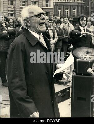 Sep. 09, 1971 - Thousands of people gathered in Trafalgar Square today for the Festival of Light Rally, where a demand for reform of censorship laws and a protest against moral pollution was made. Photo Shows: Malcolm Muggeridge addresses the rally in Trafalgar Square today. Stock Photo