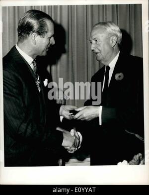 Nov. 11, 1971 - The Duke of Edinburgh Presents Award: H.R.H. The Duke of Edinburgh (left), presents the ''Benjamin Franklin Mesal'' to davi Bruce, former American Ambassador to London, for his services to Anglo-American Friendship, at the Royal Society of Arts, John Adam Street, Strong, London, this afternoon, November 11th. Stock Photo