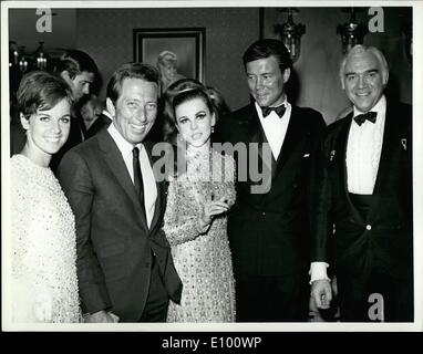 Feb. 02, 1972 - From L to R: Claudine Longet Mrs. Andy Williams - Andy Williams - Ann Margret - Roger Smith - Lorne Greene Cr Stock Photo