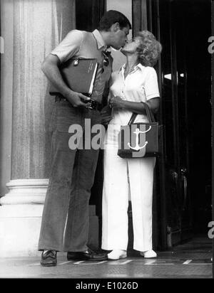 Actor Jerry Lewis kisses woman on hotel steps Stock Photo