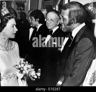 Queen Elizabeth II meets singer Lovelace Watkins Stock Photo