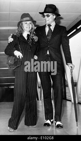 Ann-Margret and Roger Smith travel in matching suits Stock Photo