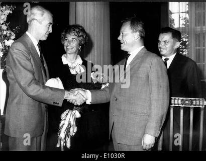 Politician Willy Brandt receives actor James Stewart Stock Photo