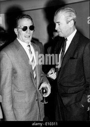 James Stewart chats with Henry Cooper Stock Photo