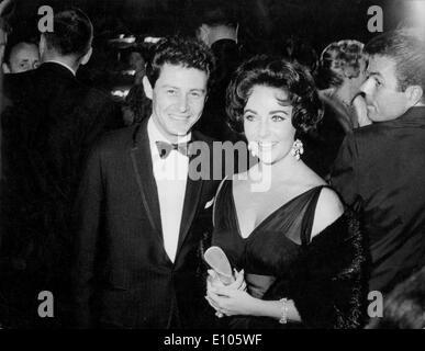 Actress Elizabeth Taylor with husband, Eddie Fisher, in 1962 Stock ...