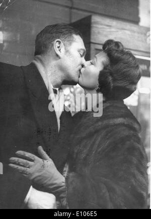 Vivien Leigh kisses Sir Laurence Olivier goodbye Stock Photo
