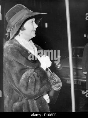 Actress Vivien Leigh arrives for Tarquin Olivier wedding Stock Photo