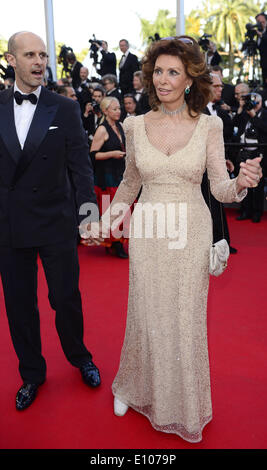 Cannes, France. 20th May, 2014. Italian actress Sophia Loren (R) and her son, Italian director Edoardo Ponti, arrive for the screening of 'Deux Jours, Une Nuit' ('Two Days, One Night') during the 67th Cannes Film Festival, in Cannes, France, May 20, 2014. The movie is presented in the Official Competition of the festival which runs from May 14 to 25. Credit:  Ye Pingfan/Xinhua/Alamy Live News Stock Photo