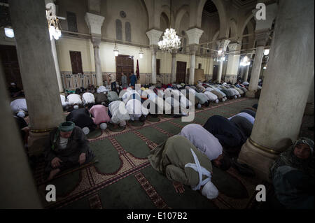 (140520) -- CAIRO, May 20, 2014 (Xinhua) -- Egyptians pray at Sayeda Zeinab mosque for the celebration of 'Moulid Sayeda Zeinab' festival, or the birthday of the granddaughter of Prophet Mohamed, in old Cairo, Egypt, May 20, 2014. (Xinhua/Pan Chaoyue) Stock Photo