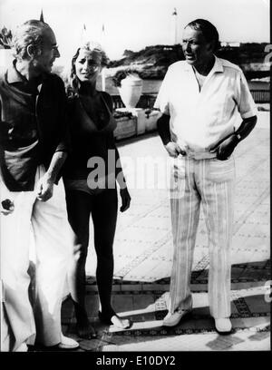 Singer Frank Sinatra chats with friends Stock Photo