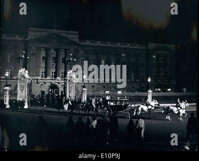 Nov. 11, 1973 - Early morning dress rehearsal for royal wedding. This was the scene outside Buckingham Palace at 6 a.m, yesterday, when even at that hour, there was a small audience to watch the start of the dress rehearsal for the Royal wedding. Stock Photo