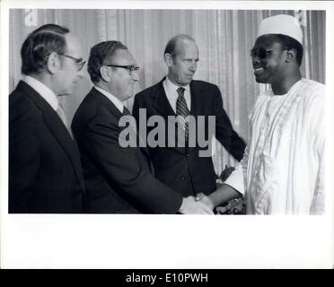 Sep. 24, 1973 - Secretary of State Henry Kissinger greeting African delegates at the US Mission to the UN left US Delegate John Stock Photo
