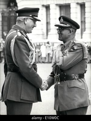 Apr. 04, 1974 - CHIEF OF ARMY STAFF, INDIA, VISITS MINISTRY OF DEFENCE. General G.C. Bewoor, PVSM, Chief of Army Staff, India, today visited the Ministry of Defence in London, where he was met by General Sir Peter Hunt, Chief of the General Staff. KEYSTONE PHOTO SHOWS: General G.C. Bewoor PVSM on right, is met by Sir Peter Hunt, at the Ministry of Defence today. Stock Photo