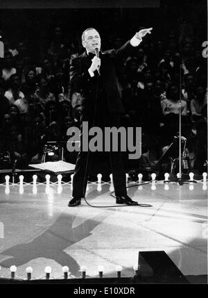 Singer Frank Sinatra performs live in Tokyo Stock Photo