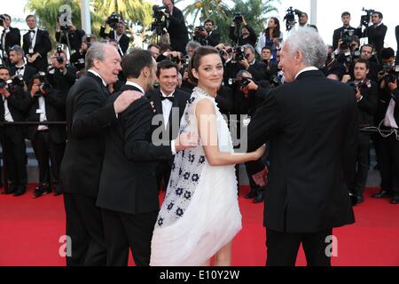 Belgian director Jean-Pierre Dardenne (R-R), French actress Marion Cotillard, Belgian actor Fabrizio Rongione and Belgian director Luc Dardenne attend the screening of the movie 'Deux Jours, Une Nuit' (Two Days, One Night) during the 67th annual Cannes Film Festival, in Cannes, France, 20 May 2014. The movie was presented in the Official Competition of the festival which runs from 14 to 25 May. Photo: Hubert Boesl/dpa - NO WIRE SERVICE Stock Photo