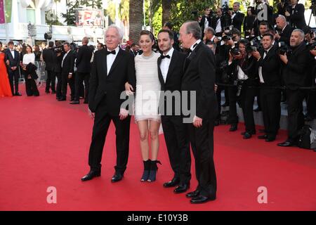 (L-R) Belgian director Jean-Pierre Dardenne, French actress Marion Cotillard, Belgian actor Fabrizio Rongione and Belgian director Luc Dardenne attend the screening of the movie 'Deux Jours, Une Nuit' (Two Days, One Night) during the 67th annual Cannes Film Festival, in Cannes, France, 20 May 2014. The movie was presented in the Official Competition of the festival which runs from 14 to 25 May. Photo: Hubert Boesl/dpa - NO WIRE SERVICE Stock Photo