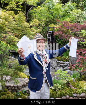 London, UK, 20th May 2014 RHS Chelsea Flower Show first day.  The Togenkyo - A Paradise on Earth Artisan Garden wins a Gold Medal and best Artisan Garden award.  Designed by Mr Kazuyuki Ishihara a very popular character at the show. Credit:  Ian Thwaites/Alamy Live News Stock Photo