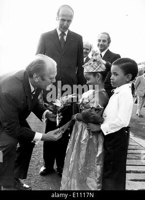 President Gerald Ford receives flowers from young girl Stock Photo