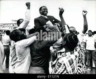 Apr. 04, 1975 - Rhodesia's Rev. NDA BANINGI Sithole is raised up high by enthusiastic supporters. Stock Photo