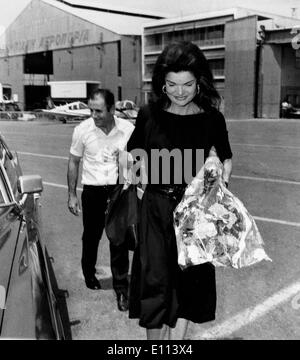 First Lady Jackie Kennedy Onassis with her bodyguard Stock Photo