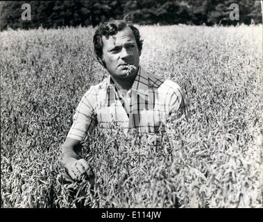 Aug. 08, 1975 - King Down o The Farm: Rumours are circulating that King Karl Gustav of Sweden will shortly announce his engagement to his constant companion Silvia Sommerlath, 31. Has he now finished sowing his wild oats as he is seen here in the oat field on his farm at Stenhammer, Sweden. Stock Photo