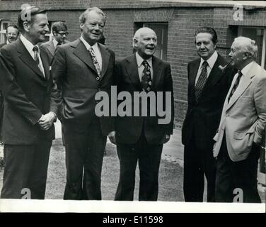 Sep. 09, 1975 - Leading European socialists meet Mr. Wilson to discuss the situation in Portugal. Photo shows pictured in the garden of No. 10 Downing Street today are (L to R) Mr. Olof Palme (Swedish Prime Minister); Willy Brandt (German Social Democratic Party); Mr. Joop Den Uyl (Netherlands Prime Minister); Dr. Mario Soares (Portuguese Socialist leader) and Mr. Harold Wilson, Britain's Prime Minister. Stock Photo