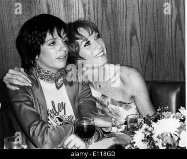 Liza Minnelli and Shirley MacLaine at restaurant Stock Photo