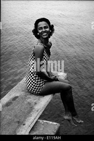 Actress Dorothy Dandridge poses on diving board Stock Photo