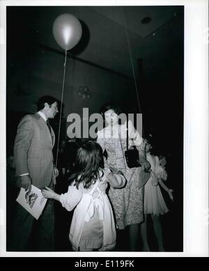 May 05, 1976 - ''The Blue Bird'' premieres Washington DC, May 04, 1976. Lynda Bird & Charles Robb with daughters Lueinda & Cathy. Stock Photo