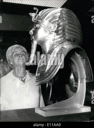 Oct. 10, 1976 - Wife of the German President visits the British Museum in London. Frau Heinemann, wife of the President Heinemann, of West Germany, who is currently in this country on a state visit, today paid a visit to the British Museum where she saw the Treasures of Tutankhamun. Photo Shows: Frau Heinemann looking at the Tutankhamun Gold Mask which is part of the great collection on exhibition at the British Museum Stock Photo