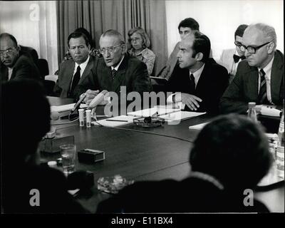 Aug. 08, 1976 - Hoffmann - La Roche - Press Conference on Seveso: The direction of the swiss pharma-multi Hoffman - La Roch parent company of the italian Icmesa SA in Seveso where the dioxin-catastrophy took place four weeks ago. From left: vice-president A. Hartmann, president W.A. Jann, general-director Dr. Waldvogel of the Givaudan SA in Geneva, and Dr. von Wartburg, vice-president of the Hoffmann - La Roche. Stock Photo