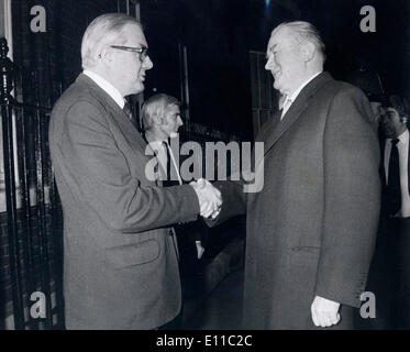 Dec 16, 1976 - London, England, United Kingdom - JAMES CALLAGHAN (L) greets PIOTR JAROSZEWICZ on his arrival at no. 10 downing street. Stock Photo