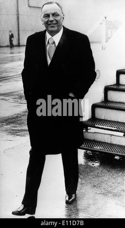 Singer Frank Sinatra arrives in London Stock Photo