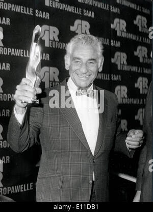 Musical Director Leonard Bernstein wins award Stock Photo