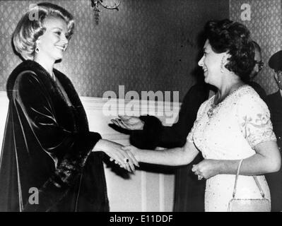 Princess Margaret meets Barbara Sinatra Stock Photo