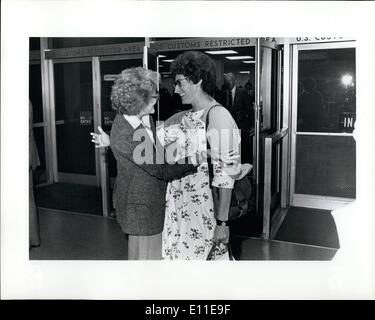 Sep. 09, 1977 - Friday, Sept. 9th, 1977 Kennedy Int. Airport, N.Y.C. Ã¢â‚¬â€œ Maryknoll sister, Janice McLaughlin (right) being Stock Photo