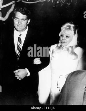 Sep 21, 1977; Los Angeles, CA, USA; Hollywood sexpot of film and Broadway during the 1930s, was born on 8/17/1893 in Brooklyn, New York. Pictured at 76 years old out for the night in Hollywood.. (Credit Image: KEYSTONE Pictures USA/ZUMAPRESS.com) Stock Photo