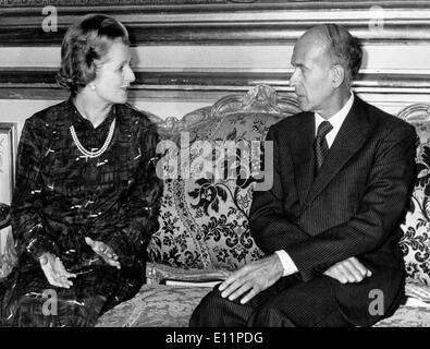 Margaret Thatcher visits Valery Giscard d'Estaing Stock Photo