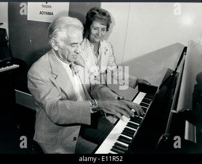 Musical Director Leonard Bernstein teaches piano Stock Photo