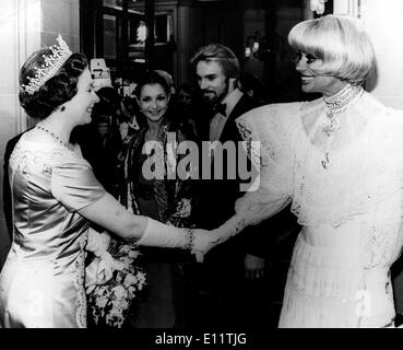 Queen Elizabeth II meets actress Carol Channing Stock Photo