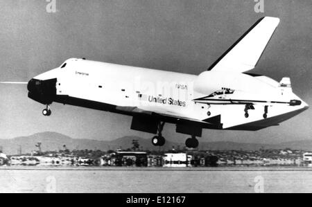 Space Shuttle Orbiter Enterprise nears its landing point on Rogers Dry Lake in the Mojave Desert, California. Stock Photo