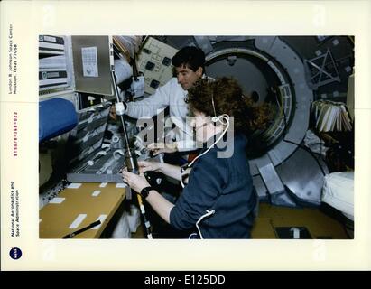https://l450v.alamy.com/450v/e125dd/jun-06-1996-johnson-space-center-houston-texas-sts-78-on-board-view-e125dd.jpg