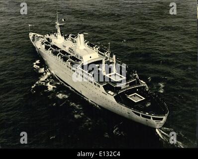 Feb 26 12 This Is The First French Naviplane The First French Naviplane Has Just Made His First Trip On The French Riviera O P S The Naviplane 300 On Water Stock Photo Alamy