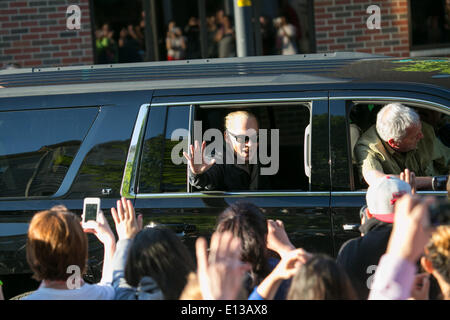 Cambridge, Massachusetts, USA. 21st May, 2014. Actor JOHNNY DEPP waves to the crowd as he leaves the Cambridge, Massachusetts location where he is depicting notorious Boston mob boss James 'Whitey' Bulger in the new film 'Black Mass' Credit:  Nicolaus Czarnecki/ZUMAPRESS.com/Alamy Live News Stock Photo