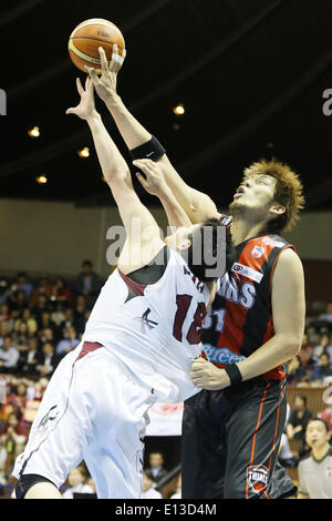 (L-R) Yuya Kamata (Brave Thunders), Fumihiko Aono (Trians) May 21, 2014 - Basketball : National Basketball League 'NBL' FINALS 2013-2014 GAME 1 match between Wakayama Trians 61-69 Toshiba Brave Thunders at Kawasaki Todoroki Arena, Kanagawa, Japan. © AFLO SPORT/Alamy Live News Stock Photo